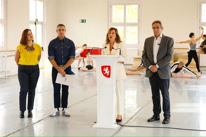 La alcaldesa de Zaragoza, Natalia Chueca, y el portavoz del grupo municipal de Vox, Julio Calvo, en un acto en el Centro de Danza