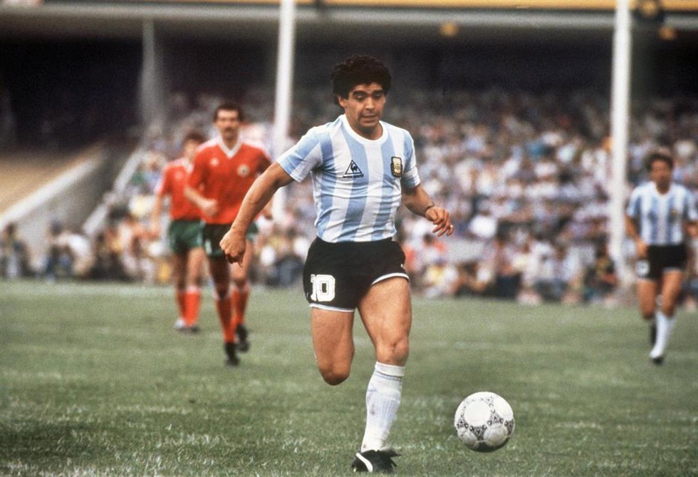 Archivo - Diego Armando Maradona en un partido con la selección argentina durante el Mundial de 1986.