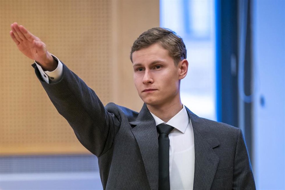 Archivo - 07 October 2019, Norway, Oslo: Philip Manshaus, who was arrested after opening fire at the Al-Noor Islamic Center mosque in Baerum in an attempted terrorist attack on 10 August 2019, performs a Nazi salute during a court hearing. Photo: Heiko 