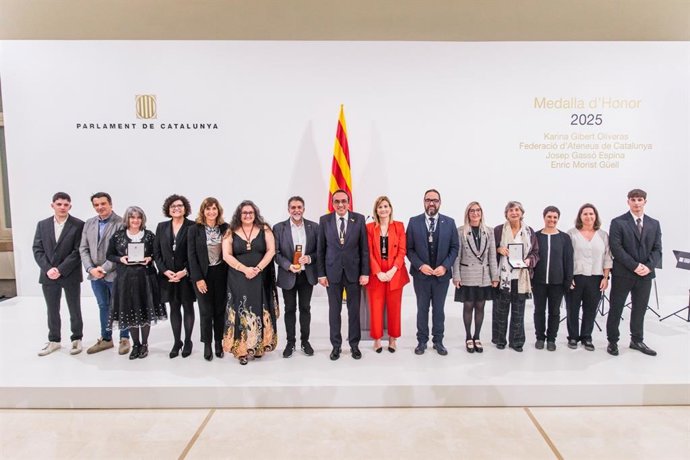 El president del Parlament, Josep Rull, juntament amb els guardonats amb la Medalla d'Honor del Parlament de 2025