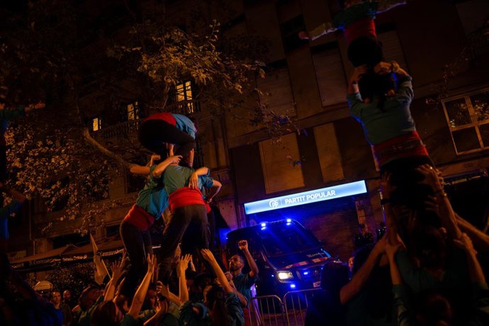 Desenes de persones durant una concentració per demanar la dimissió del president de la Generalitat valenciana, Carlos Mazón, un any després de la dana, davant de la seu del PP, a 29 d'octubre de 2025, a Barcelona, Catalunya (Espanya). La protesta coincid