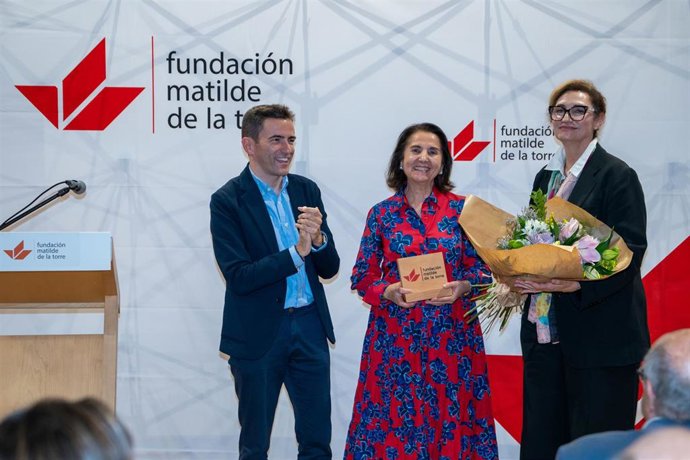 La catedrática Carmen Fariñas recibe el premio Matilde de la Torre por su "compromiso con lo público y con la ciencia"