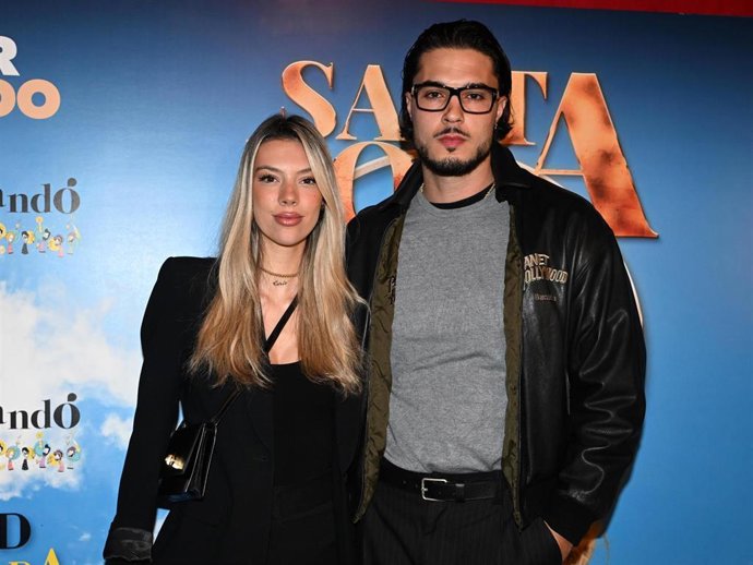 Alejandra Rubio y Carlo Costanzia en el Teatro Calderón para asistir a la obra 'Santa Lola', a 29 de octubre de 2025, en Madrid (España).