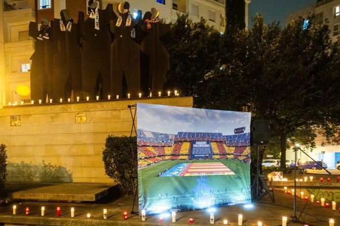 La lluvia acorta el homenaje de la Asociación de Futbolistas del Valencia CF a las víctimas de la dana.