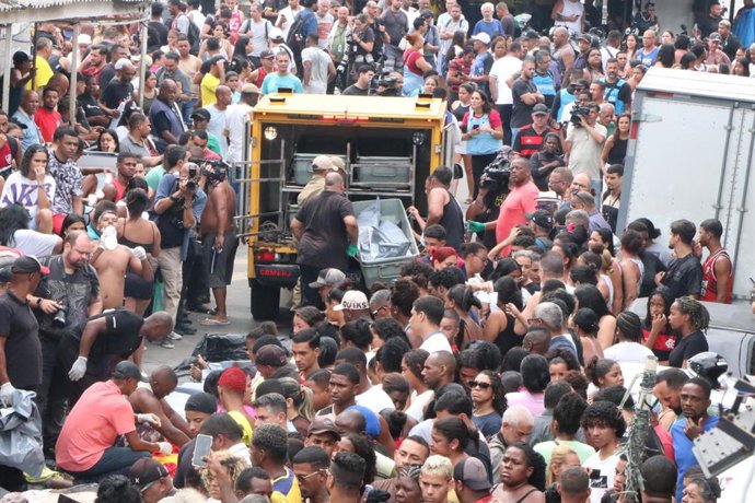 Residentes entregan decenas de cuerpos tras la operación policial contra una organización criminal en Río de Janeiro, Brasil