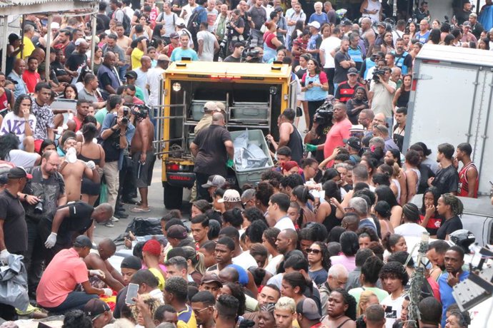29 de outubro de 2025, Rio de Janeiro, Rio de Janeiro, Brasil: Moradores levam dezenas de corpos para a Praça da Penha após a operação mais mortal do Rio de Janeiro. (Foto: Josué Lucena/Thenews2/Zumapress)