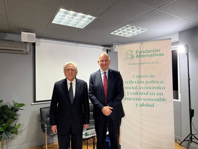 El vicepresidente ejecutivo de la Fundación Alternativas, Diego López Garrido (a la izquierda) y el ex primer ministro italiano Enrico Letta (a la derecha) el 29 de octubre de 2025, en la sede de la Fundación Alternativas, en Madrid.
