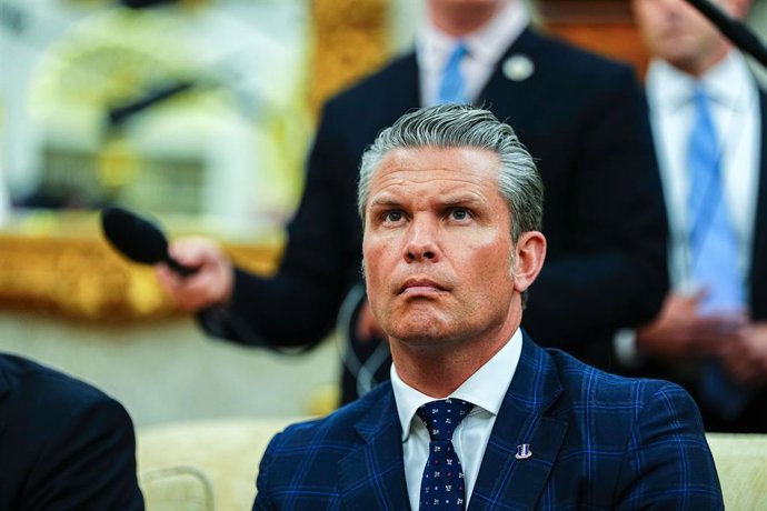 22 de outubro de 2025, Washington, Distrito de Columbia, EUA: O secretário de guerra dos Estados Unidos, Pete Hegseth, observa enquanto o presidente dos EUA, Donald J. Trump, se reúne com Mark Rutte, secretário-geral da Organização do Tratado do Atlântico