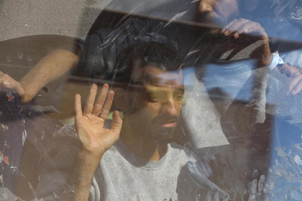 Archivo - Un palestino excarcelado junto a otros en un autobús de la Cruz Roja al Hospital Nasser en Jan Yunis, tras su salida de prisión en virtud de la primera fase del acuerdo de alto el fuego en la Franja de Gaza