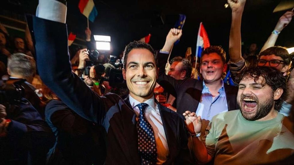 El líder del partido de centroizquierda neerlandés D66 celebra los resultados electorales