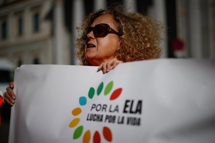 Varias personas durante una marcha por la aplicación de la Ley ELA