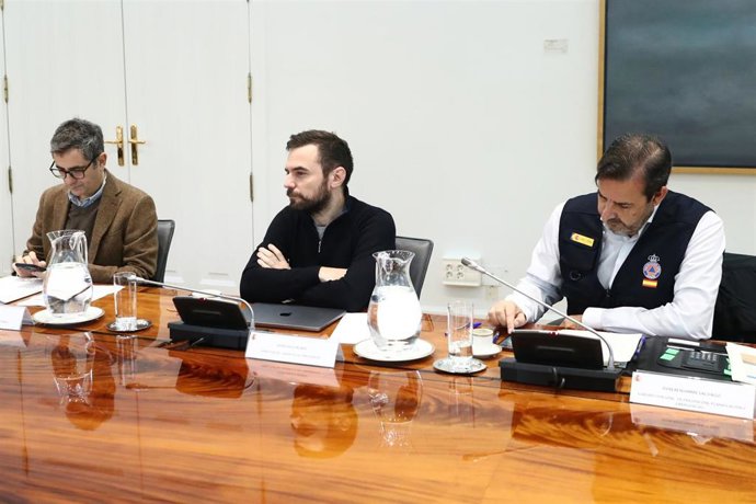 Archivo - (I-D) El ministro de la Presidencia, Justicia y Relaciones con las Cortes, Félix Bolaños, el director del Gabinete del presidente, Diego Rubio, y el subdirector general de Prevención, Planificación y Emergencias, Benjamín Salvago, durante la reu