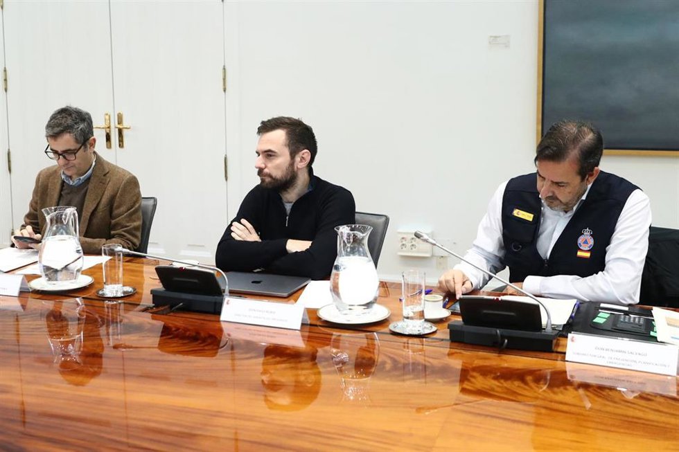 Archivo - (I-D) El ministro de la Presidencia, Justicia y Relaciones con las Cortes, Félix Bolaños, el director del Gabinete del presidente, Diego Rubio, y el subdirector general de Prevención, Planificación y Emergencias, Benjamín Salvago, durante la r
