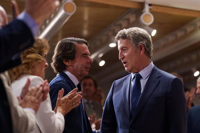 Archivo - El expresidente del Gobierno, José María Aznar, y el presidente del PP, ALberto Núñez Feijóo, durante la clausura del Campus FAES, a 19 de septiembre de 2025, en Madrid (España).