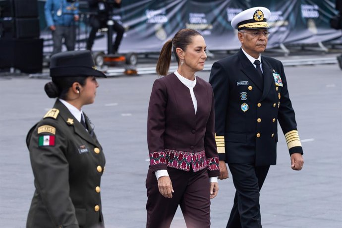 Archivo - Arquivo - 16 de setembro de 2025, Cidade do México, México: Foi realizado o desfile militar em comemoração ao Dia da Independência do México, liderado pela Presidente Claudia Sheinbaum Pardo, acompanhada pelo Secretário da Marinha, Raymundo Pedr