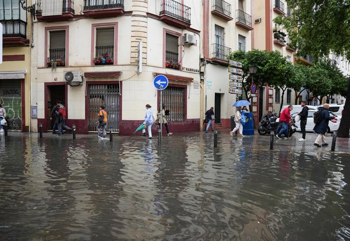 Calles anegadas de agua tras las lluvias torrenciales que en la jornada de hoy, 29 de octubre, se ha vivido en la capital hispalense. A 29 de octubre de 2025, en Sevilla (Andalucía, España). La Agencia Estatal de Meteorología (Aemet) mantiene activo un av
