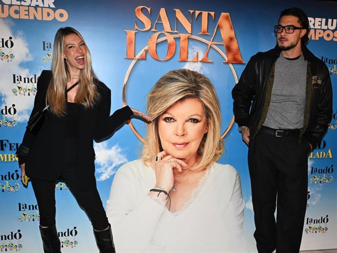 Alejandra Rubio y Carlo Costanzia en el Teatro Calderón para asistir a la obra 'Santa Lola'