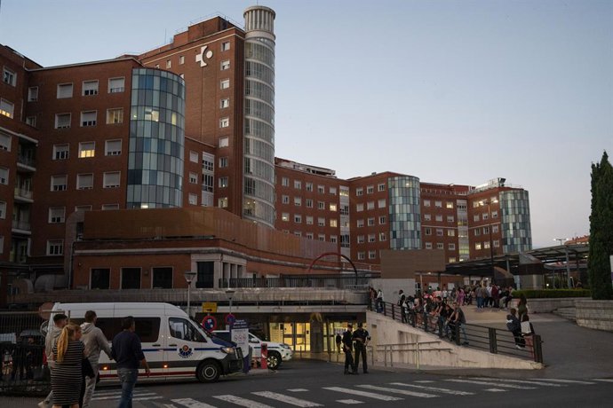 Archivo - Arquivo - Vários policiais trabalham no perímetro do hospital Cruces, em 29 de setembro de 2024, em Barakaldo, Vizcaya, País Basco (Espanha). Depois das 16h20 de domingo, os recursos de Ertzaintza foram chamados para o bairro de Burtzeña, onde f