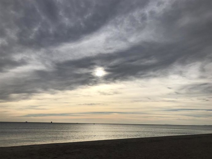 Archivo - Cielo nuboso en València