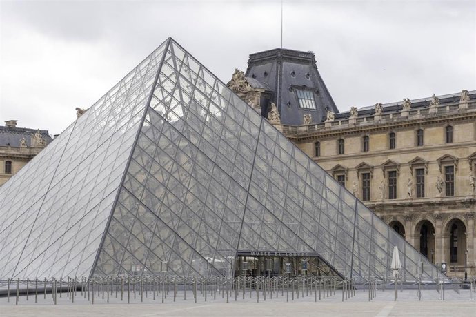 Entrada al museo del Louvre de París, Francia (archivo)