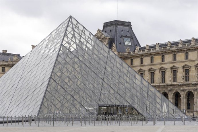 Entrada do Museu do Louvre em Paris, França (arquivo)