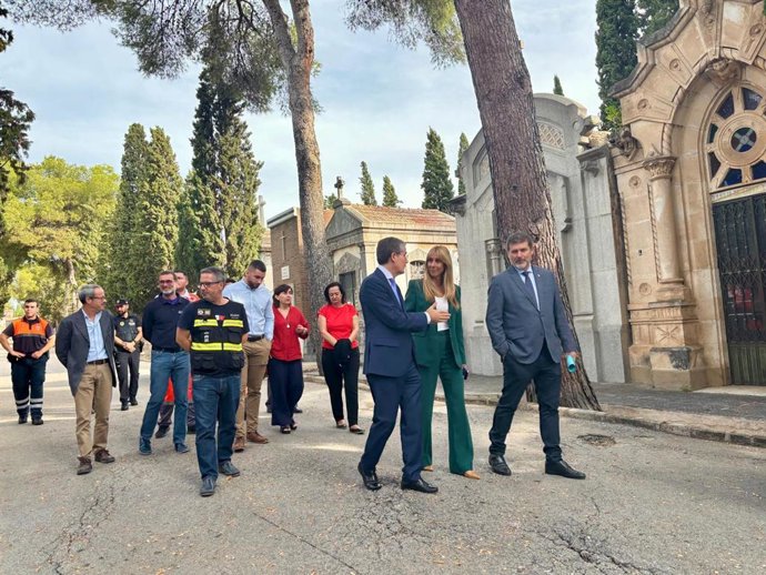 Los concejales de Bienestar Social, Familia y Salud, Pilar Torres; Seguridad Ciudadana y Emergencias, Fulgencio Perona; y Turismo, Comercio y Consumo, Jesús Pacheco, presentan el dispositivo con motivo de Todos los Santos