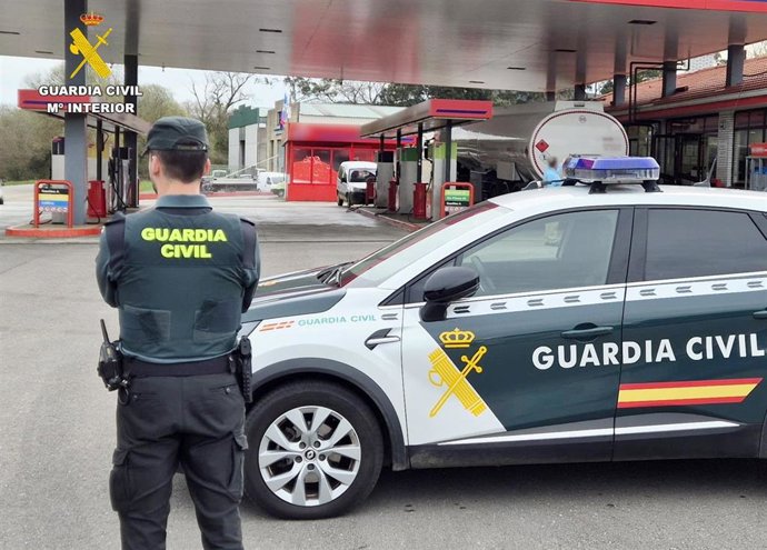 La Guardia Civil vigila una gasolinera