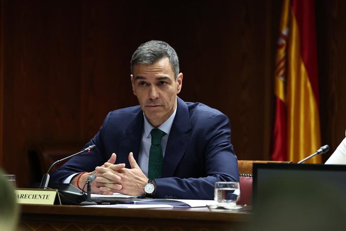 O Presidente do Governo, Pedro Sánchez, comparece perante a Comissão de Inquérito sobre o "Caso Koldo", no Senado, em 30 de outubro de 2025, em Madri (Espanha). Sánchez, comparece perante a comissão de inquérito sobre os contratos, licenças, com
