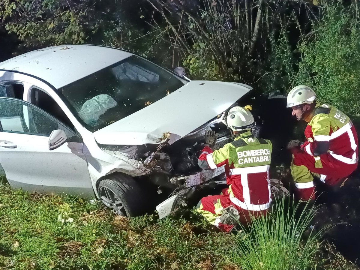Un herido leve en una salida de vía en la A-8 a la altura de Bárcena de Cicero