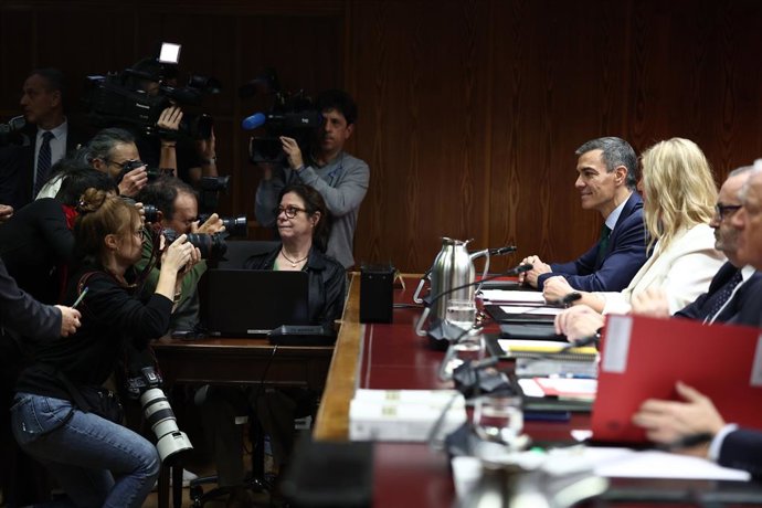 O Presidente do Governo, Pedro Sánchez, comparece perante a Comissão de Inquérito sobre o "Caso Koldo", no Senado, em 30 de outubro de 2025, em Madri (Espanha). Sánchez, comparece perante a comissão de inquérito sobre os contratos, licenças, com