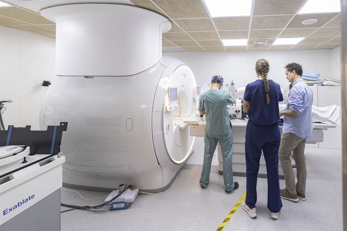 El Hospital de la Santa Creu i Sant Pau realiza una técnica pionera en pacientes con temblor esencial en colaboración con Philips e Insightec