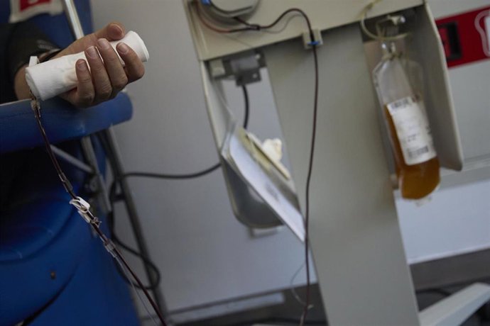 Archivo - Un hombre dona sangre