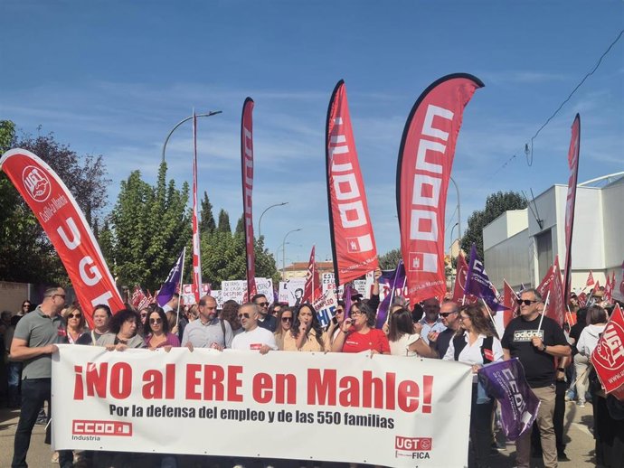 Archivo - CCOO y UGT arropan a la plantilla de Mahle y al pueblo de Motilla del Palancar en su primera manifestación contra el ERE.