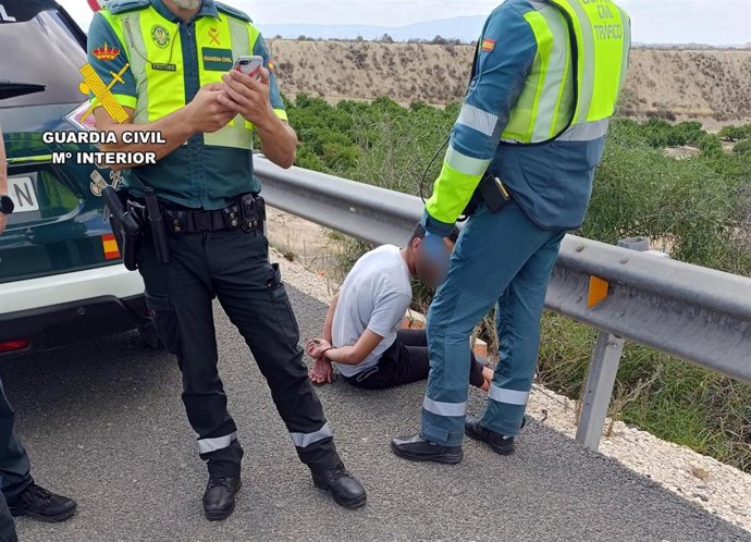 Guardia Civil detiene a un camionero que conducía por la A-30 bajo los efectos de alcohol y drogas