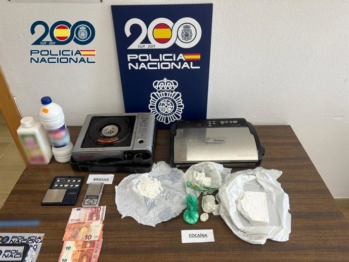 Tres detenidos después de desmantelar un punto de venta de drogas en Alicante