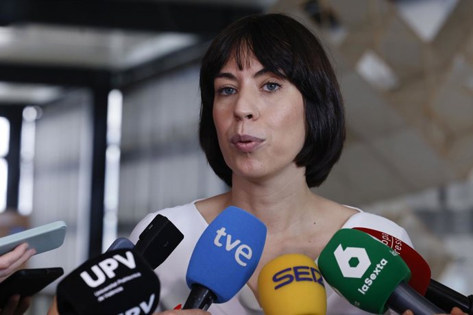 La ministra de Ciencia, Innovación y Universidades, Diana Morant, atiende a los medios a su llegada al acto de presentación del primer centro universitario español en China, el Beihang Valencia Polytechnic Institute (BVPI), a 23 de octubre de 2025, en Val