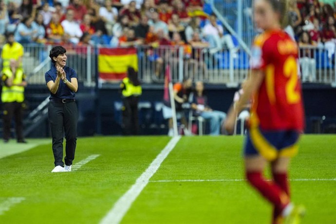 Sonia Bermúdez aplaude durante el España-Suecia de la Liga de Naciones Femenina 2025