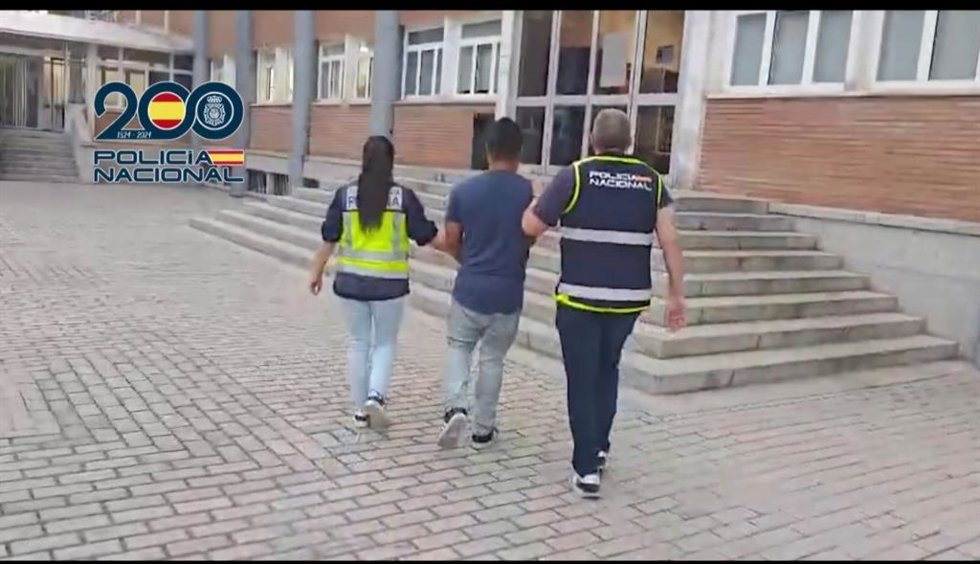 Dos agentes de la Policía Nacional con un detenido por un presunto delito de agresiones sexuales a menores.