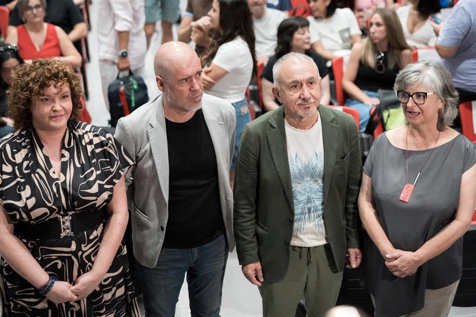 Archivo - (I-D) La secretaria de UGT Madrid, Susana Huertas Moya; el secretario general de CCOO, Unai Sordo; el secretario general de UGT, Pepe Álvarez, y la secretaria de CCOO Madrid, Paloma López, en Madrid (España).