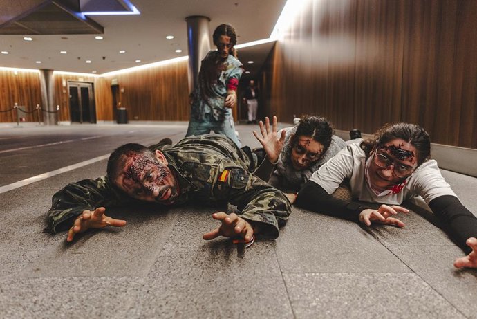 Archivo - Puerto Venecia se convierte en un escenario apocalíptico este viernes con la 'Survival Zombie Night'.