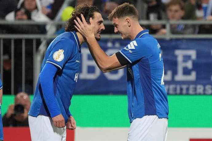 El jugador del Darmstadt Bartosz Bialek (derecha) celebra su gol ante el FC Schalke 04.