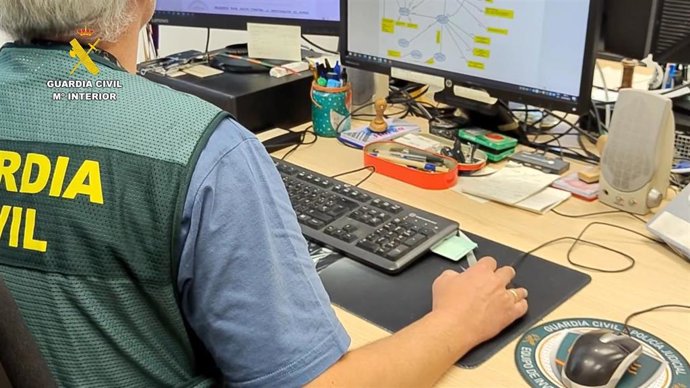 La Guardia Civil ha investigado a 15 personas por presuntos delitos cibernéticos.