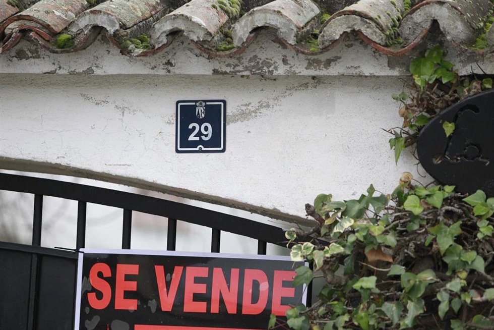 Archivo - Cartel de 'Se vende' en la puerta exterior de una casa