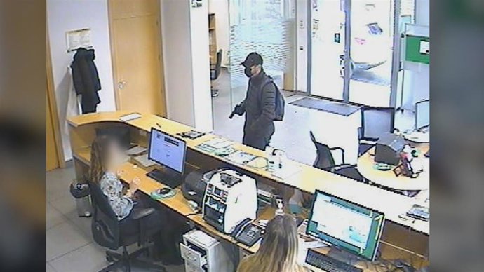 Detenido el autor de dos robos a punta de pistola en bancos de Toledo, en los que se hizo con 9.700 euros.