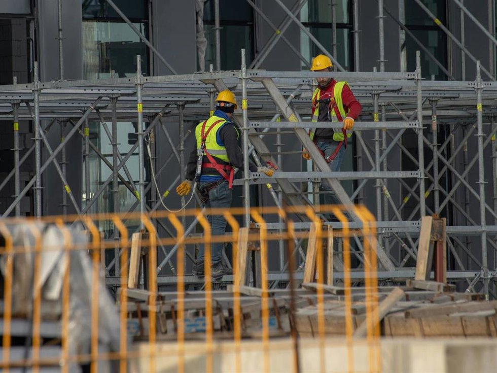 Archivo - Trabajadores en una obra.