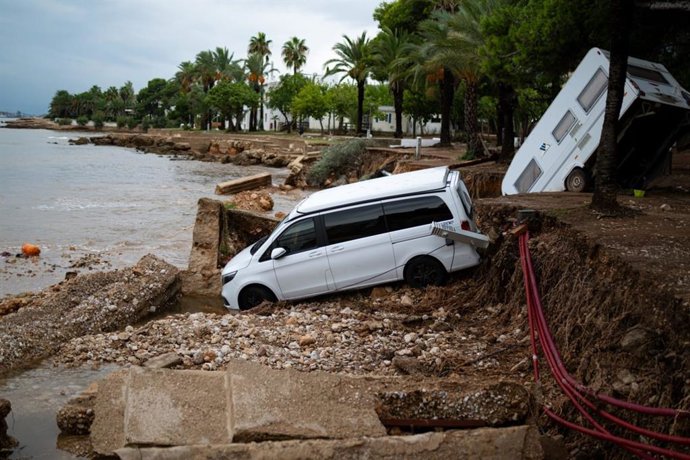 Dos vehículos arrastrados por las fuertes lluvias en el camping Els Alfacs, en Alcanar (Tarragona)