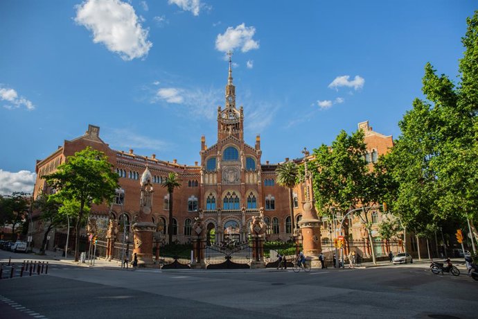 Archivo - Fachada del Hospital de la Santa Creu i Sant Pau mientras la ciudad continúa en la fase cero de la desescalada en la novena semana del estado de alarma decretado por el Gobierno por la pandemia del Covid-19, en Barcelona/Cataluña (España) a 12 d