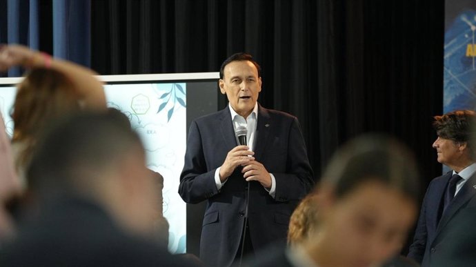 Gómez Villamandos se dirige a los estudiantes en el IES Gran Capitán de Córdoba.