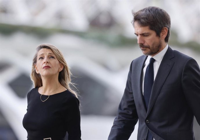 La vicepresidenta segunda, Yolanda Díaz, y el ministro de Cultura, Ernest Urtasun, a sus llegadas al homenaje a las víctimas de la dana, en el Museo de las Ciencias Príncipe Felipe, a 29 de octubre de 2025, en Valencia, Comunidad Valenciana (España). 