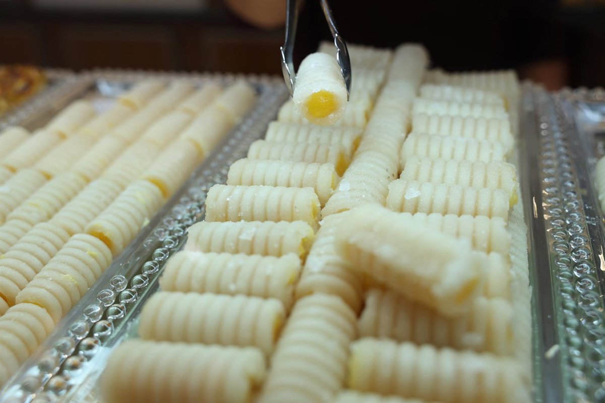 Huesos de santo y calabazas de mazapán se reparten los expositores de las confiterías murcianas